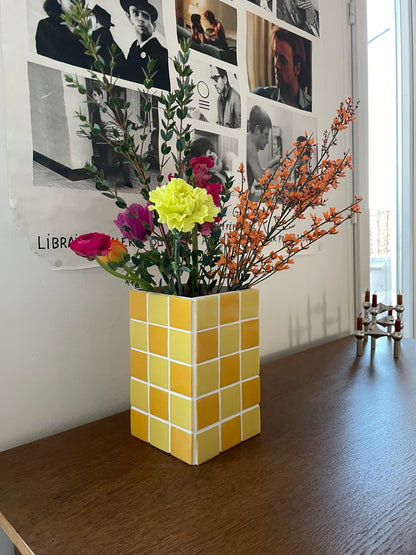 Vase yellow damier
