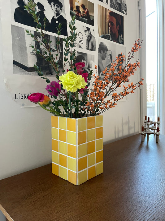 Vase yellow damier