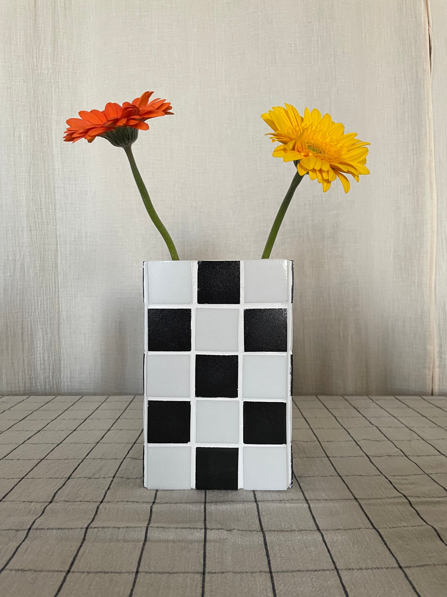 Vase damier noir et blanc